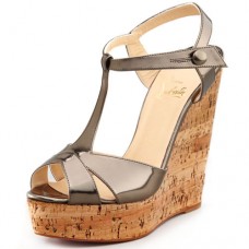 Christian Louboutin Marina Liege sleehakken van 140 mm in de kleur taupe Christian Louboutin Marina Liege sleehakken van 140 mm in de kleur taupe