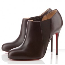 Christian Louboutin Lastoto 100mm enkellaarsjes in de kleur chocoladebruin
